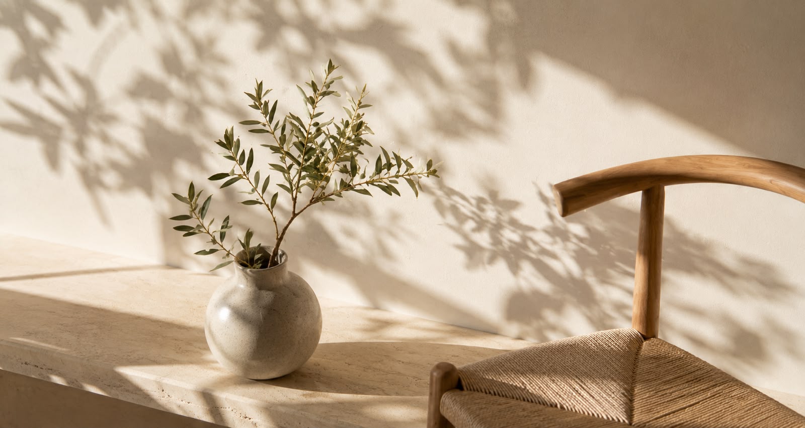 Garrafa de água e tapete de yoga com luz natural — comportamentos